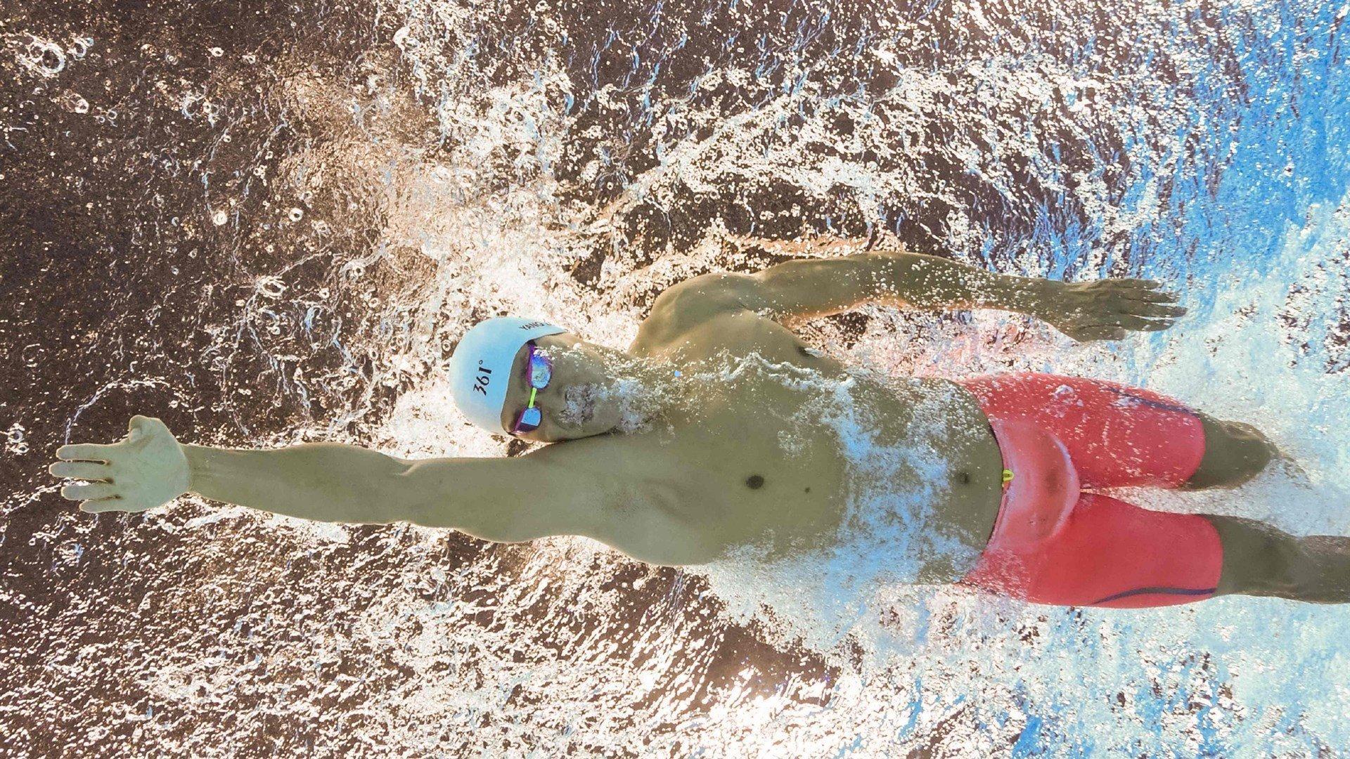 欧冠巅峰对决惊现温情时刻，祖比门迪死磕福法纳，赛后拥抱关切你的腿还好吗？