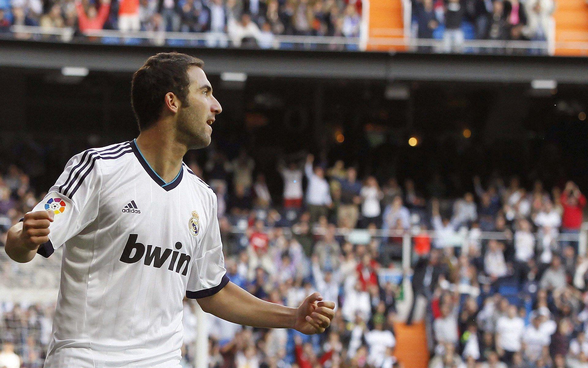 终场红灯亮起前的呐喊!李昊极限三分撕裂苍穹,三万球迷用声浪点燃城市夜空